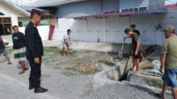Regu Pengamanan Lapas Ampana Gotong Royong Bersama Warga Binaan Bersihkan Area Blok Hunian