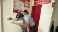 P2U Lapas Ampana Lakukan Penggeledahan barang titipan pengunjung untuk Warga Binaan
