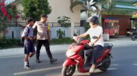 Pelayanan Pagi Polsek Ampana Kota Bantu Sebrangkan Anak Sekolah