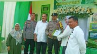 Aipda I Made Rai Eliyasa Terima Penghargaan Bhabinkamtibmas Terbaik dari Bupati Touna