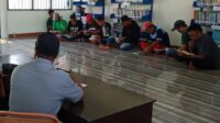Manfaatkan Waktu Luang, Warga Binaan Lapas Ampana Baca Buku di Perpustakaan