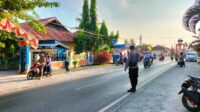 Demi keamanan siswa, Personel Polsek Ampana Kota Strong Point di depan SMP Negeri 1 Ampana Kota