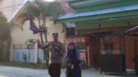 Hadir Pelayanan,  Personil Polsek Ampana Kota Bantu Anak Sekolah Menyebrang Jalan di Depan SMP Negeri 1 Ampana Kota