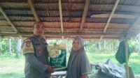 Bhabinkamtibmas Polsek Ampana Kota Serahkan Bantuan Beras Kepada Warga Binaan