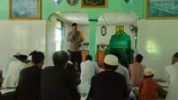 Kapolsek Una Una Sampaikan Himbauan Kamtibmas Dalam Kegiatan Jumat Curhat di Desa Tanjung Pude