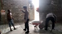 Baksi Sosial Polsek Ulubongka Bantu Warga Bersihkan Puing Rumah Rusak Pasca Gempa