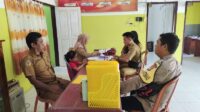 Bhabinkamtibmas Polsek Tojo Sambang ke Kantor Desa Nggawia