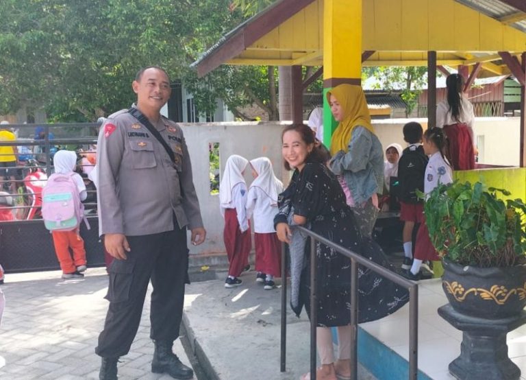 KA SPKT Regu 1 Polsek Ampana Kota Polres Touna Bripka I Komang Budiasa saat menyambangi SDN 1 Ampana.(Humas)