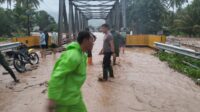 Respon Cepat, Polsek Tojo Datangi Lokasi Banjir
