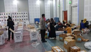 Komitmen Sukseskan Pemilu, Polres Touna Amankan Packing Surat Suara