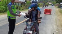 Ajak Tertib Berlalu Lintas, Sat Lantas Polres Touna Bagikan Brosur Imbauan ke Pengendara