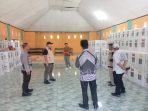 Kapolsek Ampana Tete bersama Bawaslu Sulteng dan Bawaslu Touna Cek Logistik Kotak Suara Pemilu di PPK