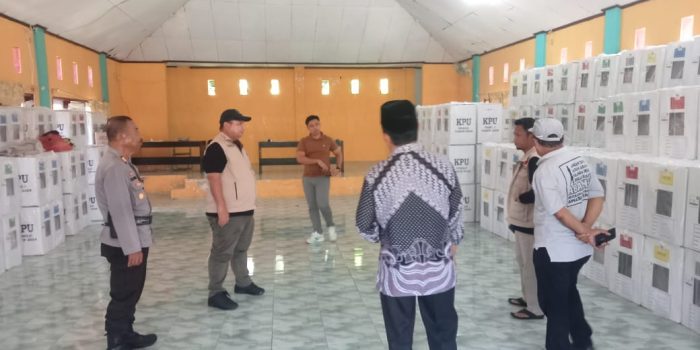Kapolsek Ampana Tete bersama Bawaslu Sulteng dan Bawaslu Touna Cek Logistik Kotak Suara Pemilu di PPK