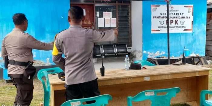 Jaga Keamanan Kotak Suara, Personil Polsek Ampana Kota Pengamanan di Kantor PPK