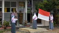 Upacara di SMKN 3 Ampana Kota, KBO Binmas Polres Touna Ajak Siswa Tidak Gunakan Narkoba
