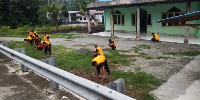 Sambut Isra Miraj 1445 H, Polsek Ampana Tete Bersihkan Masjid