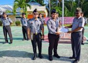 Lapas Ampana Berikan Reward Dua Pegawai Teladan