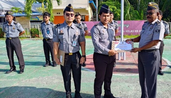 Lapas Ampana Berikan Reward Dua Pegawai Teladan