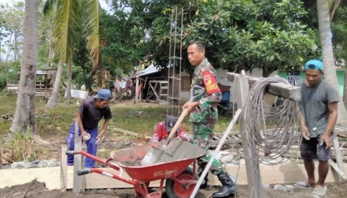 Babinsa Koramil 1307-07 Ampana Tete Bantu Pembuatan Pondasi Pagar Rumah Warga Binaan