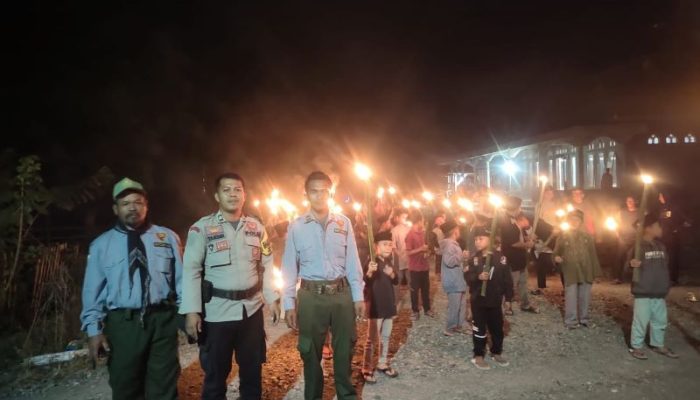Hadir Berikan Rasa Aman, Bhabinkamtibmas Polsek Ampana Tete Amankan Pawai Obor Sambut Bulan Ramadhan