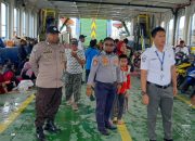 Bhabinkamtibmas Polsek Ampana Tete Monitoring dan Pengamanan Keberangkatan Kapal di Pelabuhan Ferry