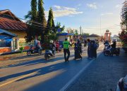 Pengaturan Lalu Lintas, Personel Satlantas Polres Touna Bantu Anak Sekolah Nyebrang Jalan