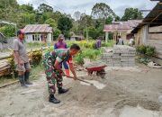 Babinsa Koramil 1307-11/Pamona Gotong Royong Bantu Warga Buat Pondasi Rumah