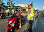 Keren!!! Unit Kamsel Satlantas Polres Touna bersama Club Motor, FPTI dan PosBaKumadin Bagikan Takjil