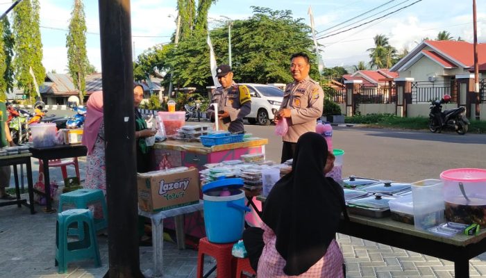 Berikan Rasa Aman, Piket Polsek Ampana Kota Patroli Pasar Takjil Ramadhan