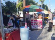 Piket Polsek Ampana Kota Patroli Jalan Kaki di Pasar Takjil Ramadhan