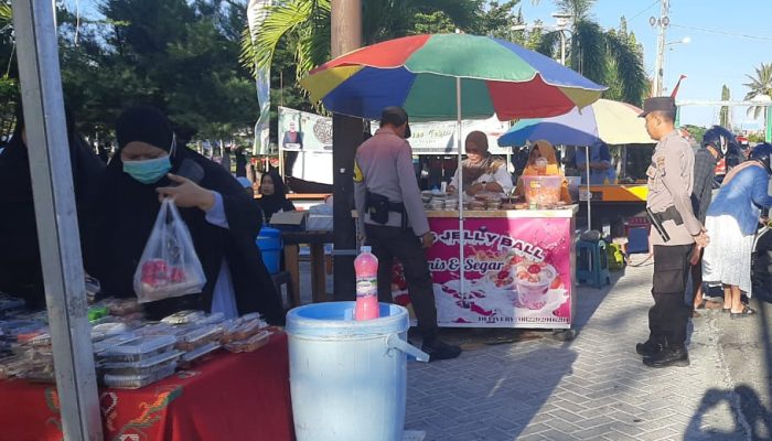 Piket Polsek Ampana Kota Patroli Jalan Kaki di Pasar Takjil Ramadhan