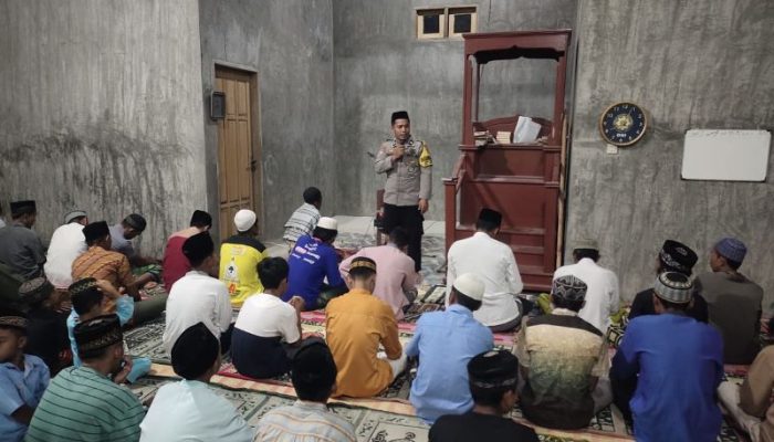 Jalin Silaturahmi Dengan Warga, Briptu Takbir Laksanakan Sholat Isya dan Tarawih Berjemaah