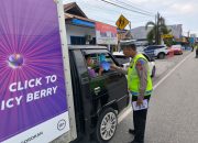 Satgas Preemtif Ops Keselamatan Tinombala 2024, Bagikan Brosur Pada Pengguna Jalan