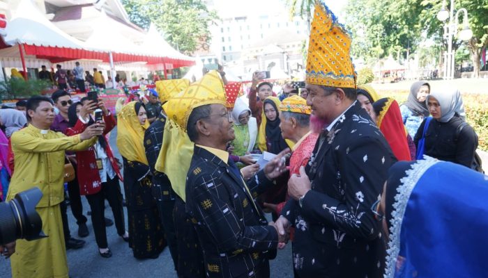 HUT Sulteng ke 60, Bupati Touna Terima Penghargaan Pemerintah Terbaik