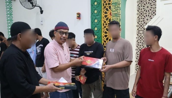 Kalapas Ampana Bagikan Perlengkapan Sholat Kepada Warga Binaan