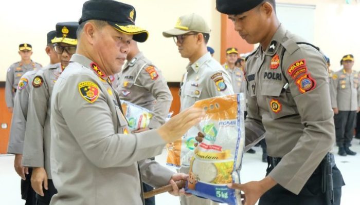 Kapolda Secara Simbolis Serahkan Paket Lebaran kepada Personel Polda Sulteng