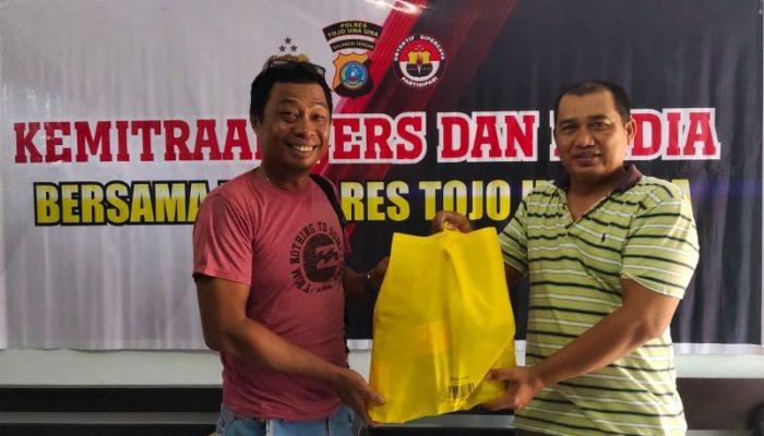 Wujud Ucapan Terima Kasih, Kapolres Berbagi Bingkisan Lebaran Kepada Awak Media di Touna