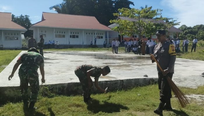 Polsek Ampana Kota Ikut Dalam Karya Bhakti TNI Kodim1307/Poso di SMAN 2 Ampana
