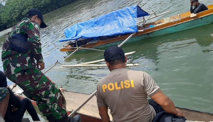 Personil Polsek Una Una Bersama Koramil Lakukan Pencarian Warga Yang Diterkam Buaya