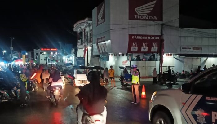 Berikan Rasa Aman dan Nyaman, Satgas Kamseltibcarlantas Lakukan Pengaturan Arus Lalin di Pasar Senggol Ampana