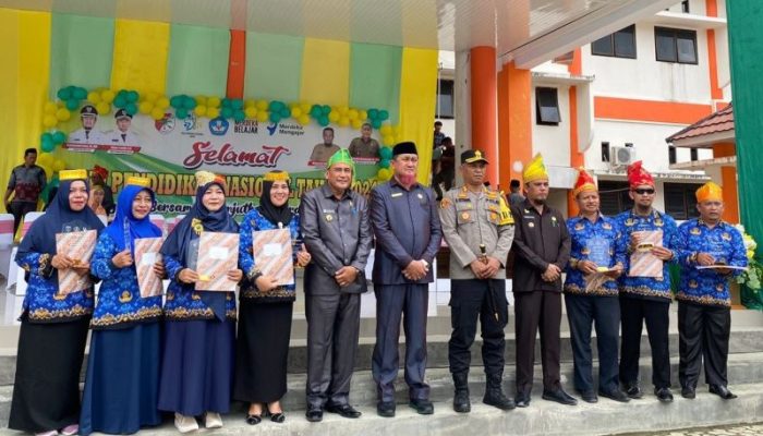 Peringatan Hardiknas 2024, Bupati Mohammad Lahay Beri Penghargaan kepada insan Pendidikan di Touna