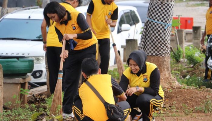 Bakti Reliqi ‘Hari Bhayangkara’ ke-78, Polda Sulteng Bersihkan 2 Rumah Ibadah