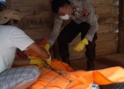 Polisi Evakuasi Mayat Pria yang Meninggal di Pondok Kebun