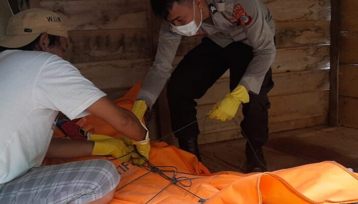 Polisi Evakuasi Mayat Pria yang Meninggal di Pondok Kebun