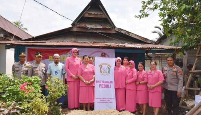 Polres Morowali Utara Bedah Rumah Ustad Peringati HUT Bhayangkara ke-78