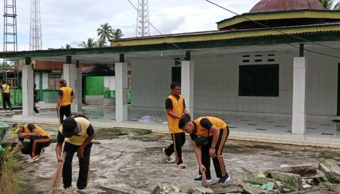 Bhakti Religi Hari Bhayangkara Ke 78, Polsek Una Una Bersih-bersih Rumah Ibadah