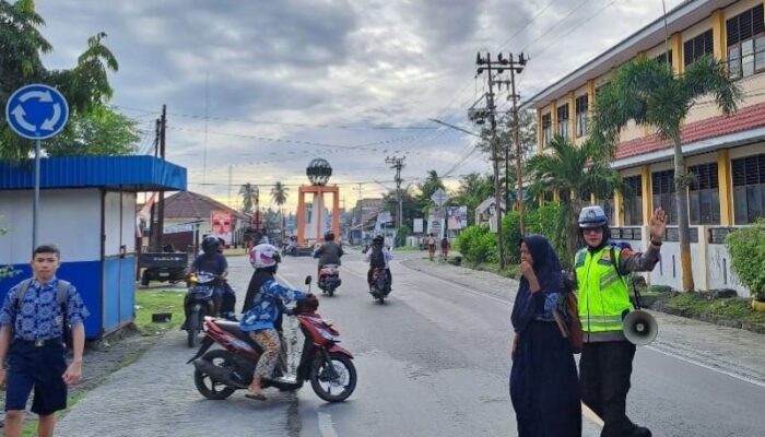 Strong Point Pagi, Polwan Polres Touna Bantu Sebrangkan Pelajar Ke Sekolah