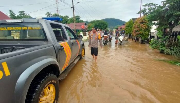 Personil Polres Morut dan Polsek Petasia Lakukan Pengamanan Serta Pengaturan Arus Lalu Lintas Dampak Banjir