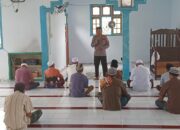 Sholat Jumat Keliling, KBO Binmas Ajak Para Jemaah Masjid Nurul Hidayah Dusun Saluaba Jaga Kamtibmas Selama Tahapan Pilkada