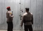 Petugas Jaga Kantor Penyelenggara dan Gudang Logistik KPU Laksanakan Patroli Jalan Kaki